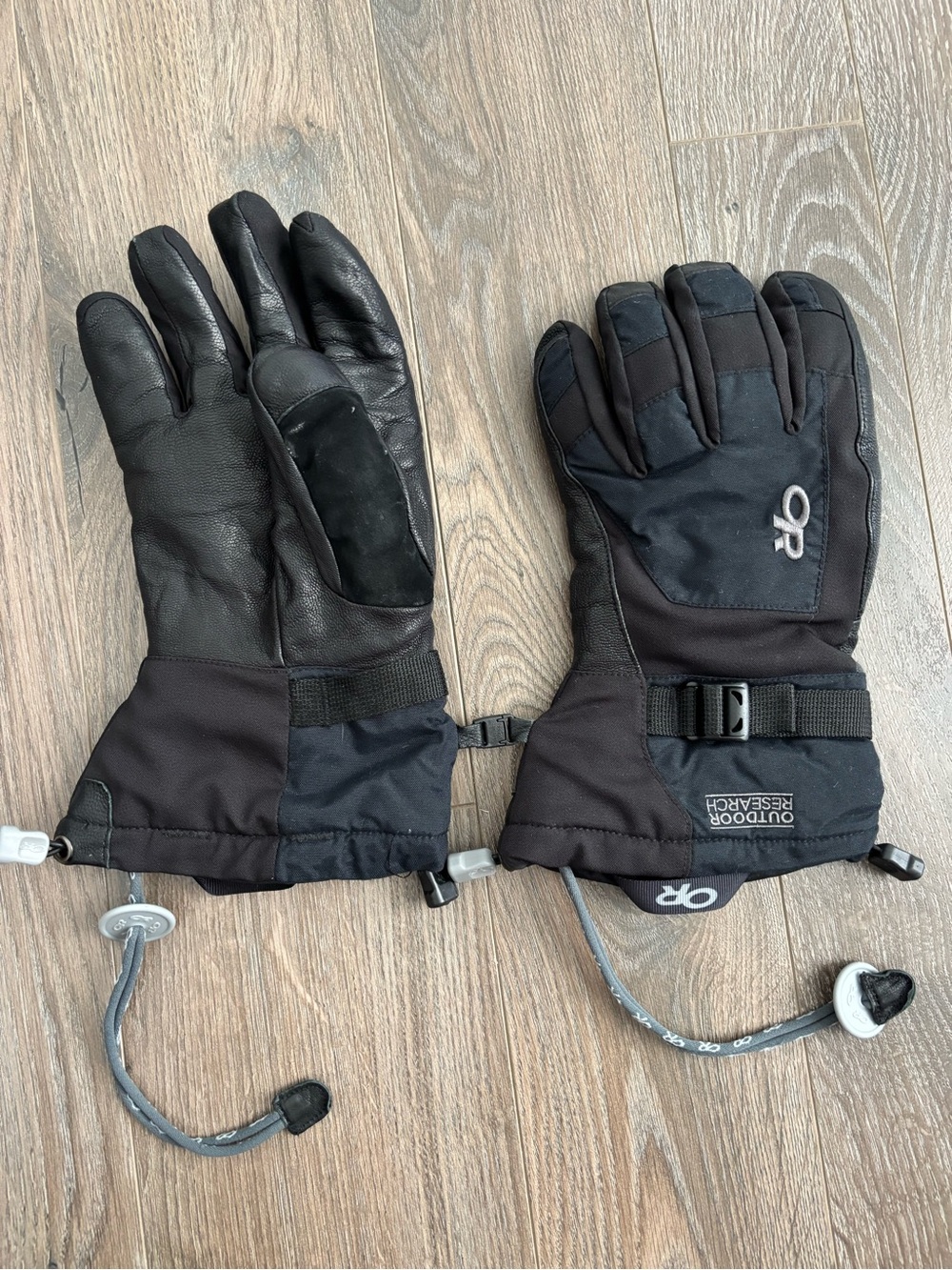 Outdoor Research Black Winter Gloves with Cord Lock